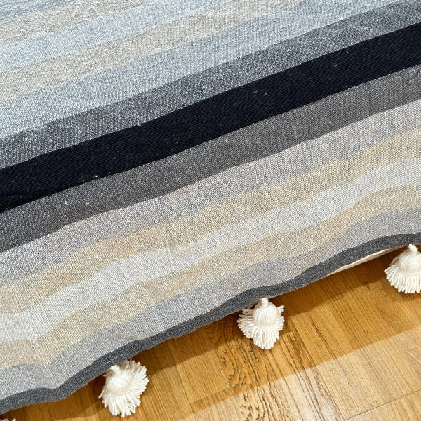 Plaid artisanal imprimé à pompon noir, gris et taupe 2,80m x 2,00m