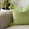 Housse de coussin artisanale à pompons 45cmx50cm vert clair