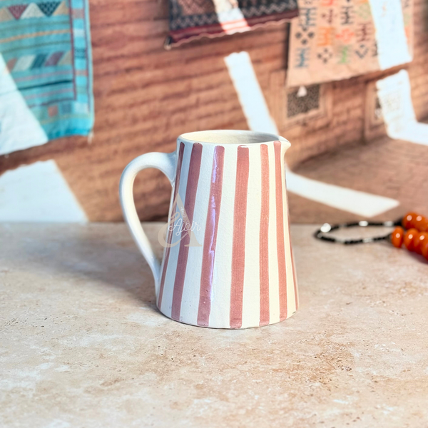 Carafe artisanale rayée en céramique rose