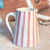 Carafe artisanale rayée en céramique rose