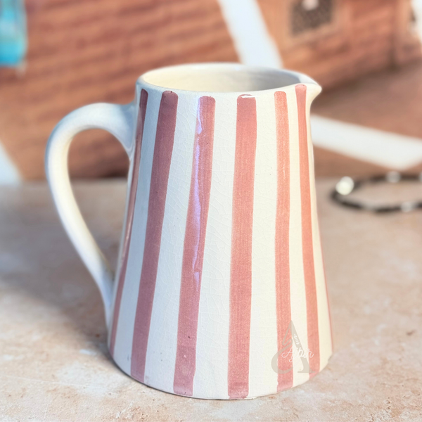 Carafe artisanale rayée en céramique rose