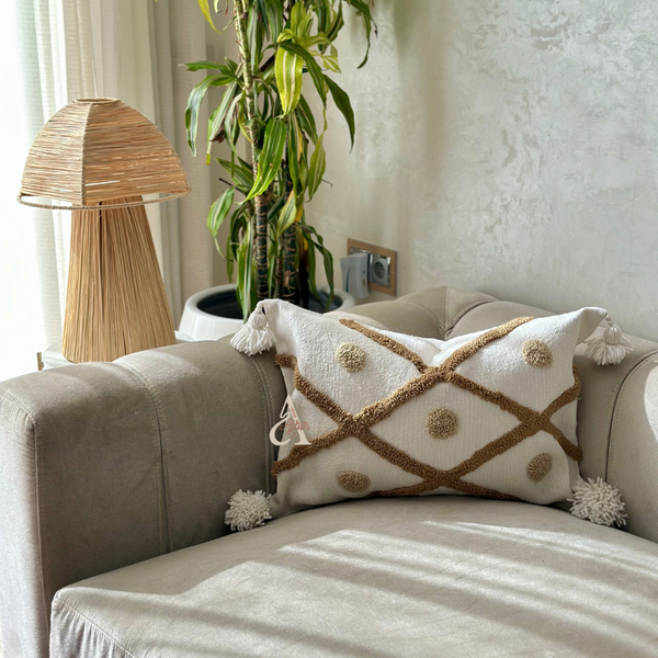 Housse de Coussin artisanale à pompons blanc à losanges et pois beige