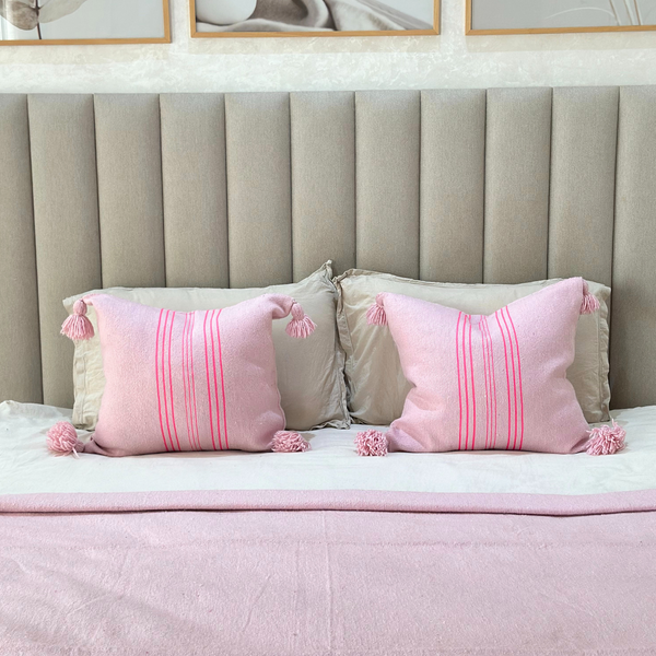 Housse de Coussin artisanale à pompons 50cmx50cm rose rayée en rose fushia