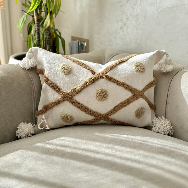 Housse de Coussin artisanale à pompons blanc à losanges et pois beige