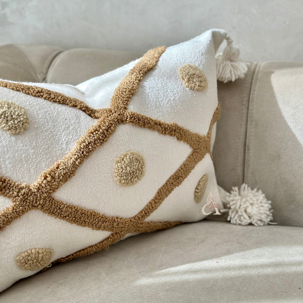 Housse de Coussin artisanale à pompons blanc à losanges et pois beige