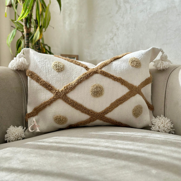 Housse de Coussin artisanale à pompons blanc à losanges et pois beige