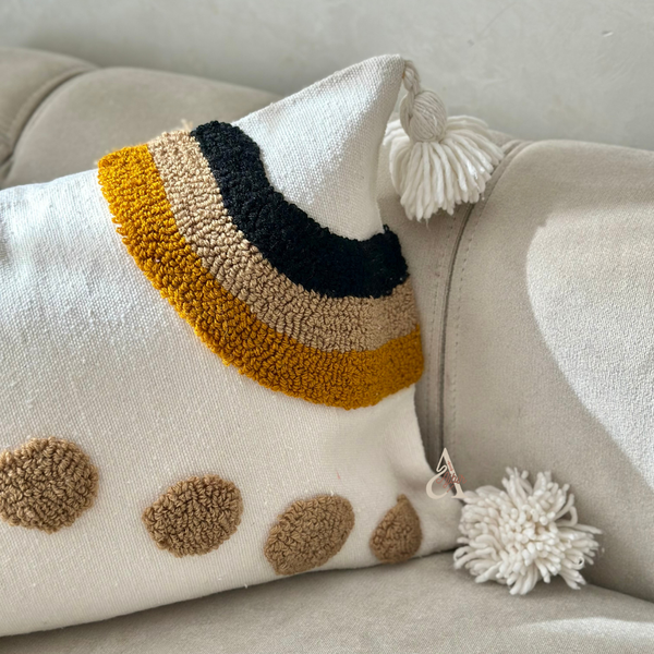 Housse de Coussin artisanale à pompons blanc à pois noir, moutarde et beige 50cmx40cm