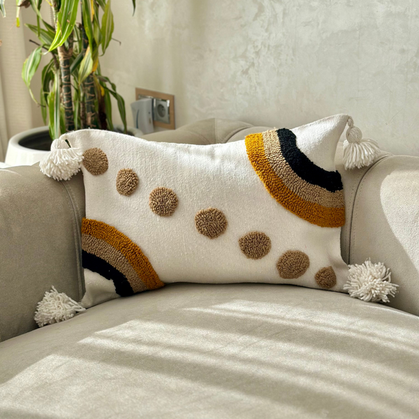 Housse de Coussin artisanale à pompons blanc à pois noir, moutarde et beige 50cmx40cm