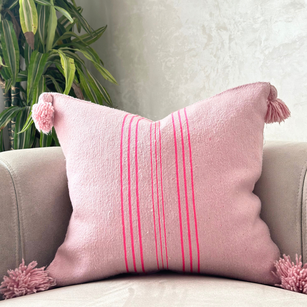 Housse de Coussin artisanale à pompons 50cmx50cm rose rayée en rose fushia