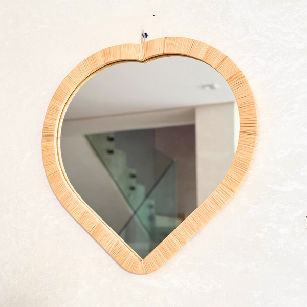 Miroir artisanal Tayri en forme de cœur – Cadre en raphia naturel (3 tailles)