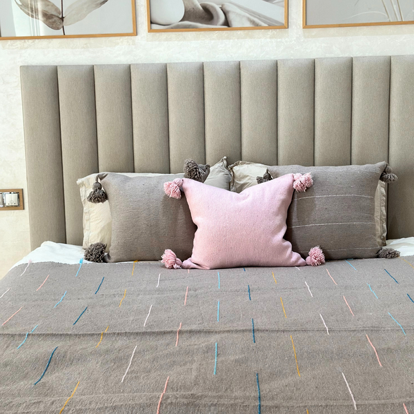 Plaid artisanal uni à pompon taupe à fils colorés 2,80m x 2,00m