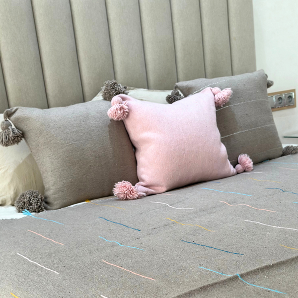 Plaid artisanal uni à pompon taupe à fils colorés 2,80m x 2,00m