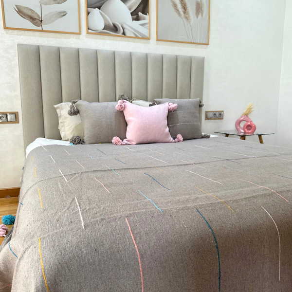 Plaid artisanal uni à pompon taupe à fils colorés 2,80m x 2,00m