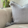 Housse de Coussin artisanale à pompons 45cmx45cm Gris