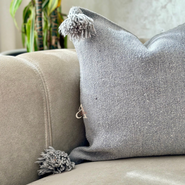 Housse de Coussin artisanale à pompons 45cmx45cm Gris