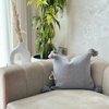 Housse de Coussin artisanale à pompons 45cmx45cm Gris