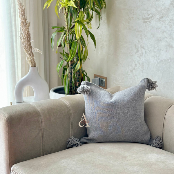 Housse de Coussin artisanale à pompons 45cmx45cm Gris