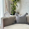 Housse de Coussin artisanale à pompons 45cmx45cm Gris