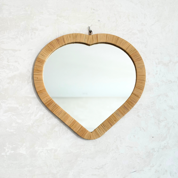 Miroir artisanal Tayri en forme de cœur – Cadre en raphia naturel (3 tailles)