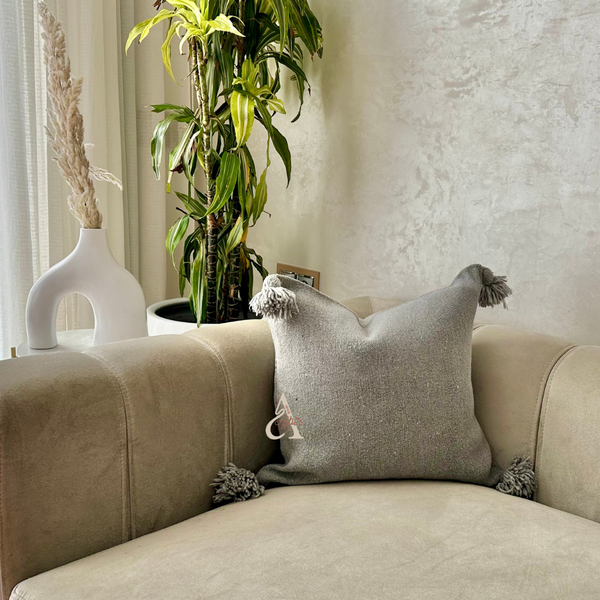 Housse de Coussin artisanale à pompons 45cmx45cm Gris