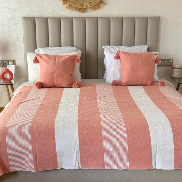 Housse de coussin artisanale à pompons 50cmx50cm saumon