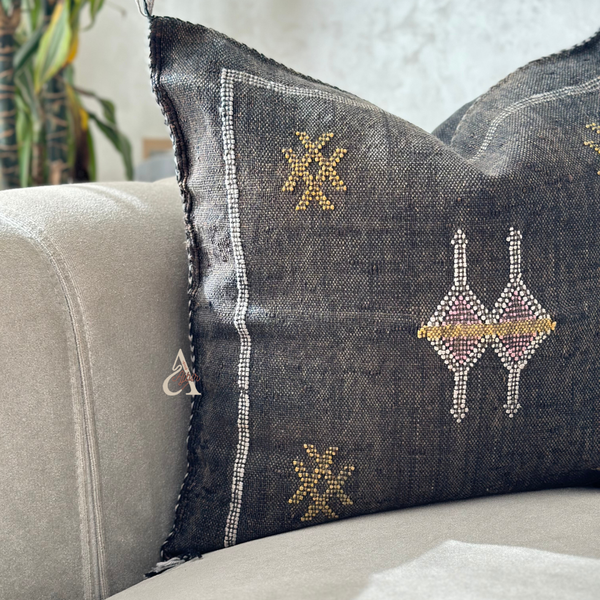 Housse de coussin artisanale Sabra (soie de cactus) noir