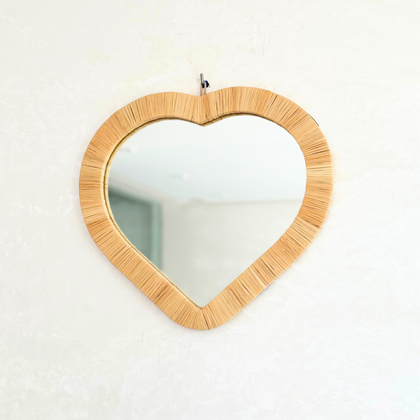 Miroir artisanal Tayri en forme de cœur – Cadre en raphia naturel (3 tailles)