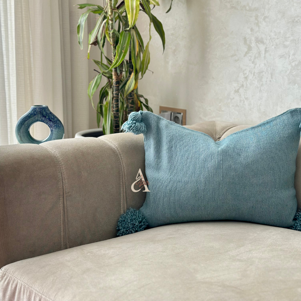 Housse de Coussin artisanale à pompons turquoise 50cmx40cm