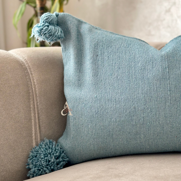 Housse de Coussin artisanale à pompons turquoise 50cmx40cm
