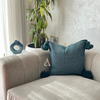 Housse de Coussin artisanale à pompons 45cmx45cm Bleu pétrole