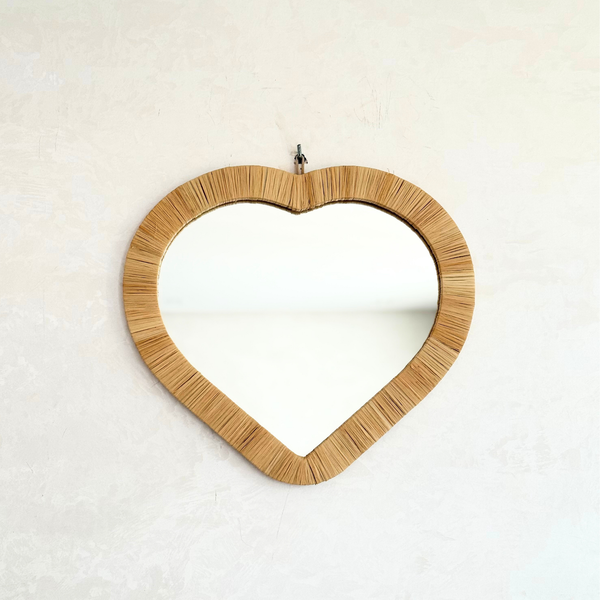 Miroir artisanal Tayri en forme de cœur – Cadre en raphia naturel (3 tailles)