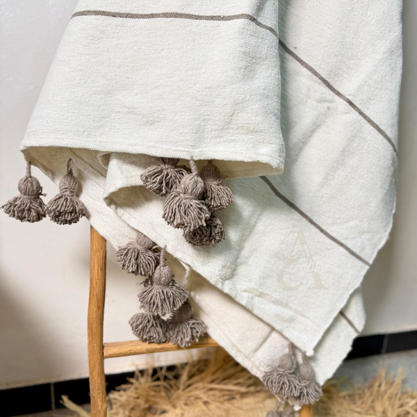 Plaid artisanal à pompons et rayures blanc et taupe 2,80m x 2,00m