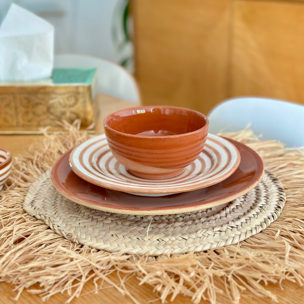 Assiette rayée sable