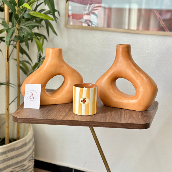 Bougie artisanale rayée orange clair en terre cuite parfum Ambre