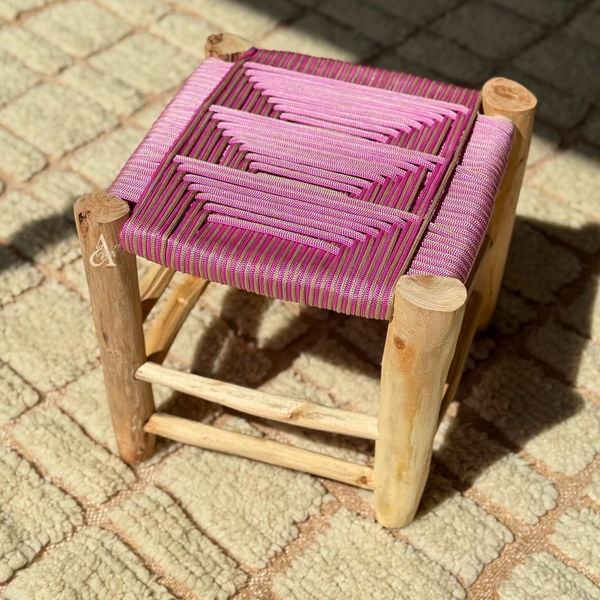 Tabouret artisanal TIZIRI Bois naturel & tressage rose et beige