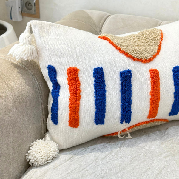Housse de Coussin artisanale à pompons blanc, bleu et orange 56cmx40cm