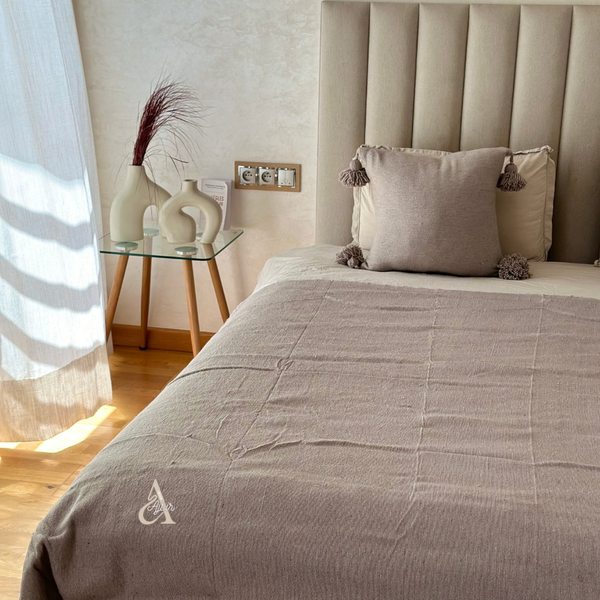 Plaid artisanal uni à pompon taupe 2,80m x 2,00m