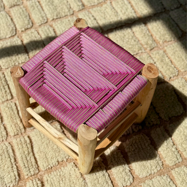 Tabouret artisanal TIZIRI Bois naturel & tressage rose et beige