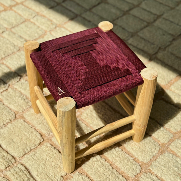 Tabouret artisanal TADART – Bois naturel & tressage bordeaux