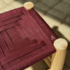 Tabouret artisanal TADART – Bois naturel & tressage bordeaux