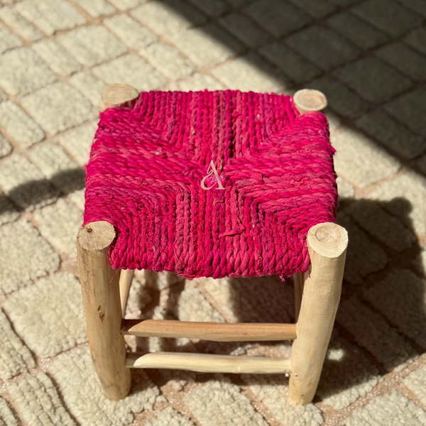 Tabouret artisanal TAFUKT en Bois naturel & tressage rose fuchsia