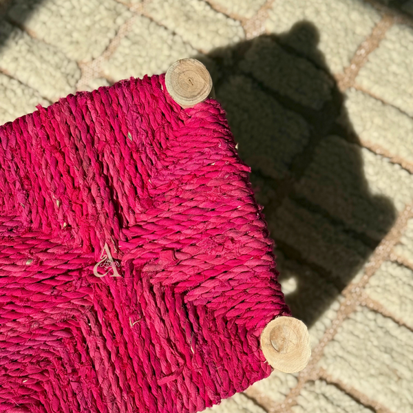 Tabouret artisanal TAFUKT en Bois naturel & tressage rose fuchsia