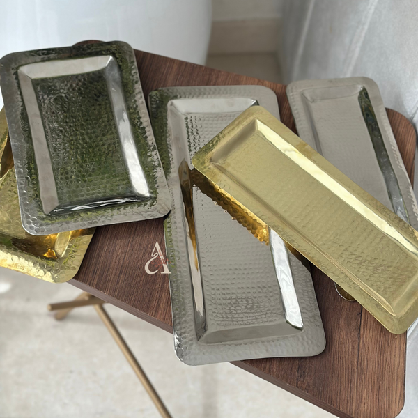 Plateau martelé rectangulaire en laiton doré