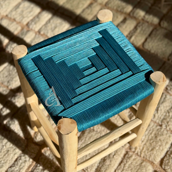 Tabouret artisanal Tazrout bleu canard en bois et Kittane tressé