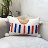 Housse de Coussin artisanale à pompons blanc, bleu et orange 56cmx40cm