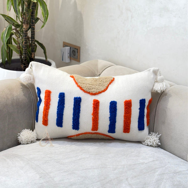 Housse de Coussin artisanale à pompons blanc, bleu et orange 56cmx40cm