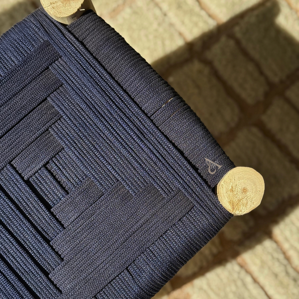 Tabouret artisanal Tazrouten bois et Kittane bleu