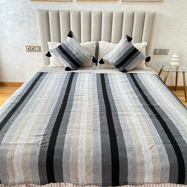 Plaid artisanal imprimé à pompon noir, gris et taupe 2,80m x 2,00m