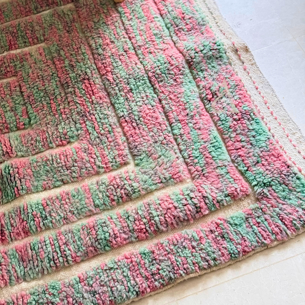 Tapis berbère Beni Ouarain rose et vert 100% laine de mouton - 163cm / 135cm