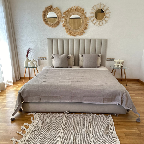 Plaid artisanal uni à pompon taupe 2,80m x 2,00m